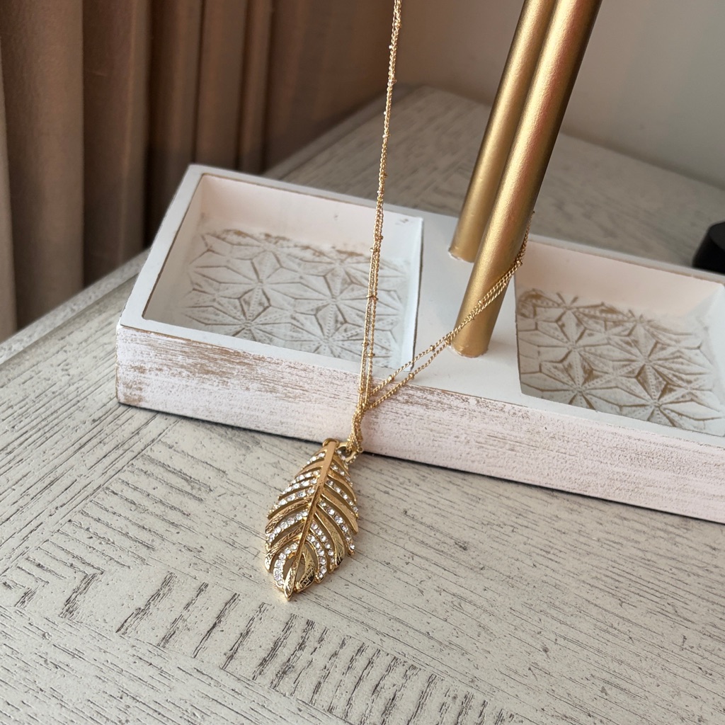 Lilly Pulitzer Elegant Gold Leaf Pendant Necklace With Long Chain